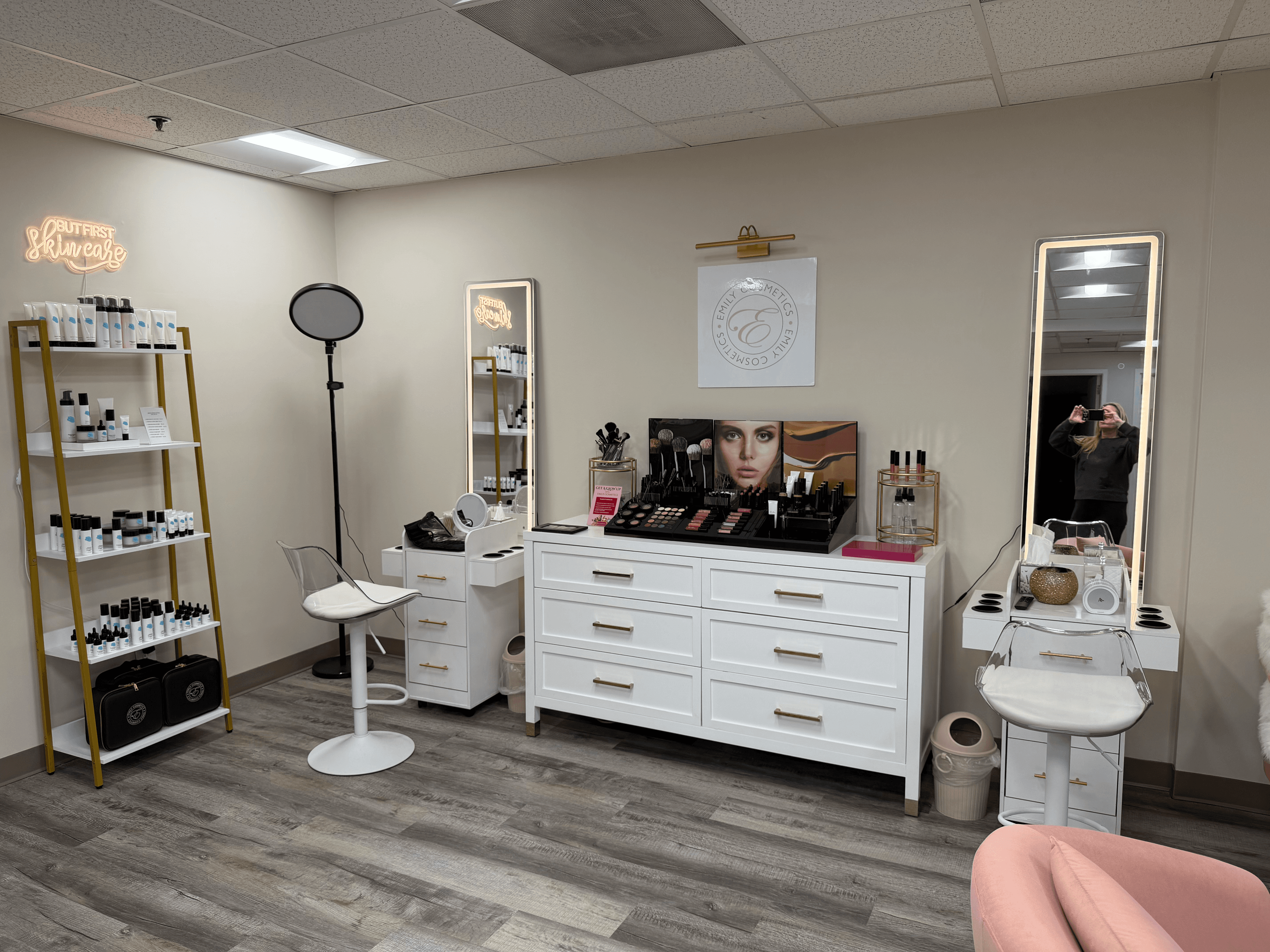 Cosmetic Beauty Bar service room